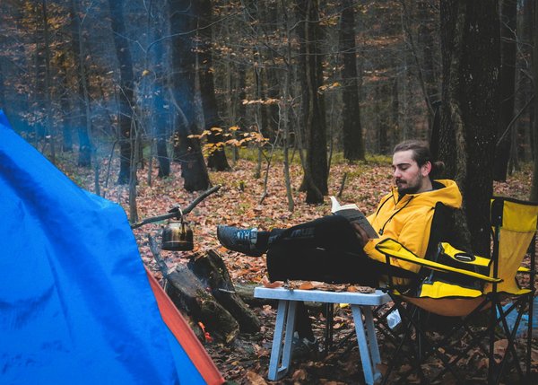 Wat zijn de beste manieren om lokale tradities en festivals in Nederland te ervaren zonder veel geld uit te geven?